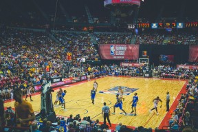 亚博体育APP-跨界风暴，阿扎伦卡复出撼动美国队，魔术亚冠换血，步行者战术微调引热议